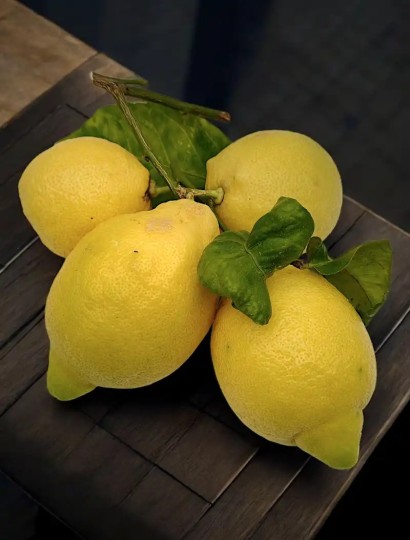 made-in-ischia-limoni-di-ischia-su-tavolo-di-legno-primo-piano