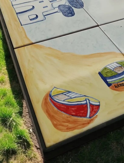 made-in-ischia-tavolo-keramos-top-maiolica-colori-blu-bianco-ocra-dettaglio