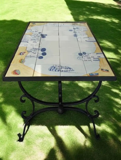 made-in-ischia-tavolo-keramos-vista-completa-ambiente-ceramica-dipinta-a-mano